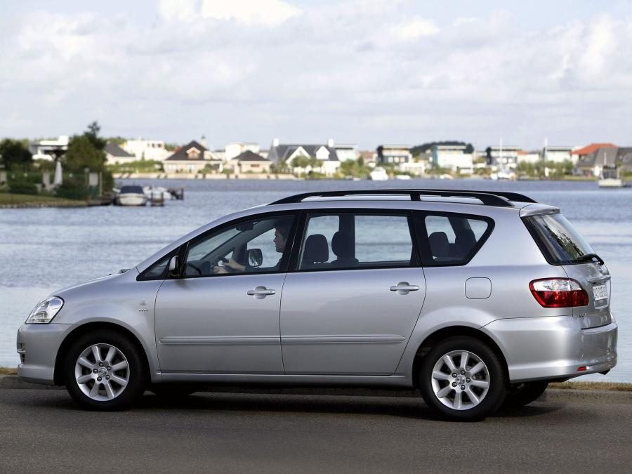  Toyota Avensis Verso 2003 года  (фото 9 из 25)